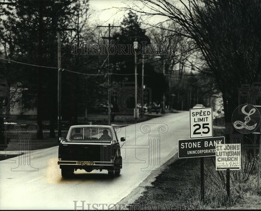 1993 Press Photo Motorist drives by Stone Bank unincorporated sign on Highway K - Historic Images