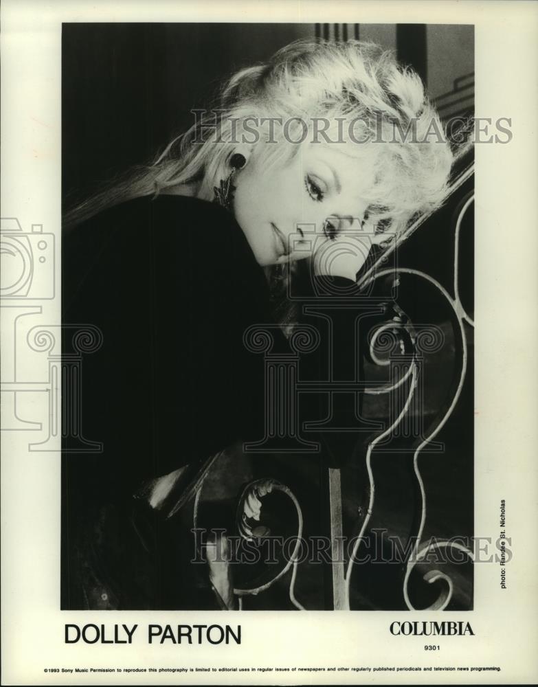 1993 Press Photo Dolly Parton, singer, resting head on railing. - mjc22471 - Historic Images