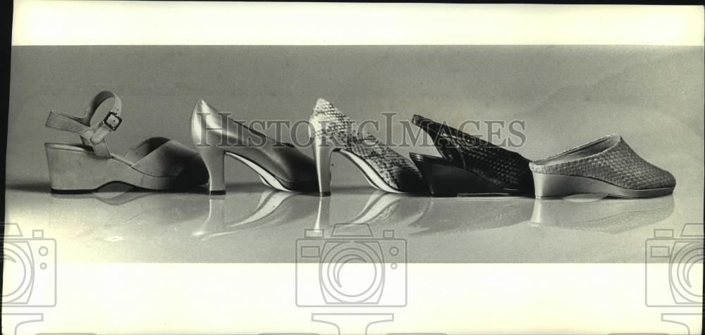 1993 Press Photo Platform shoes makes a comeback in a variety of thickness - Historic Images