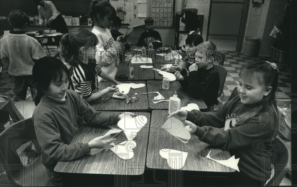 1993 Press Photo Students at Hales Corners Elementary School make valentines. - Historic Images