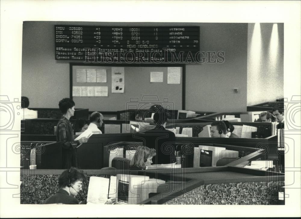 1993 Press Photo Workers at Strong Funds office in Menomonee Falls - mjc19155 - Historic Images