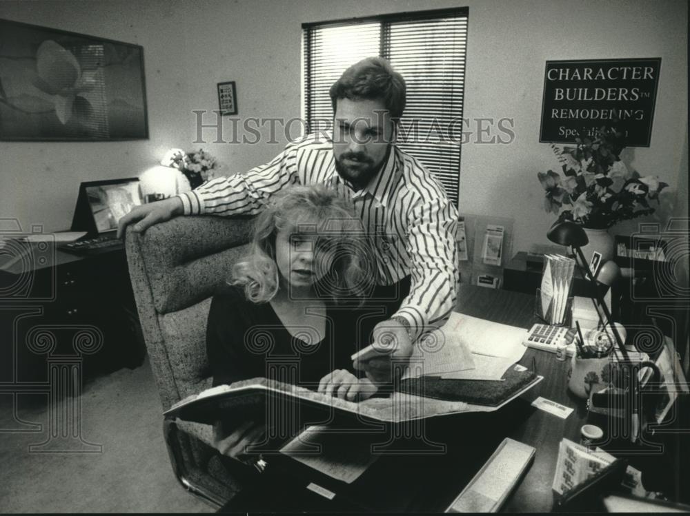 1993 Press Photo Tom and Janice Kayser run Character Builders in their office - Historic Images