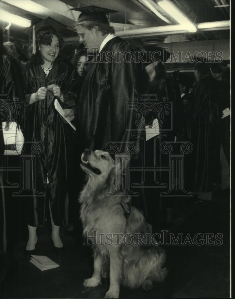 1993 Press Photo UW-Milwaukee students joined by Somer the dog on graduation day - Historic Images