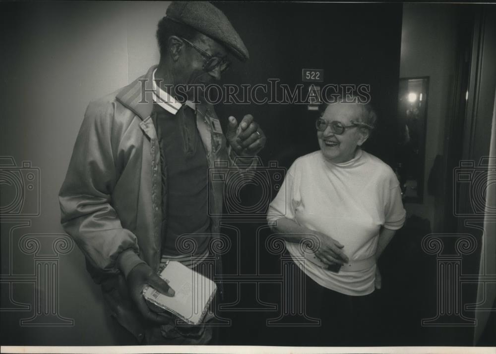 1993 Press Photo Irene Garcia kidding with Andrew Jackson who delivers her lunch - Historic Images