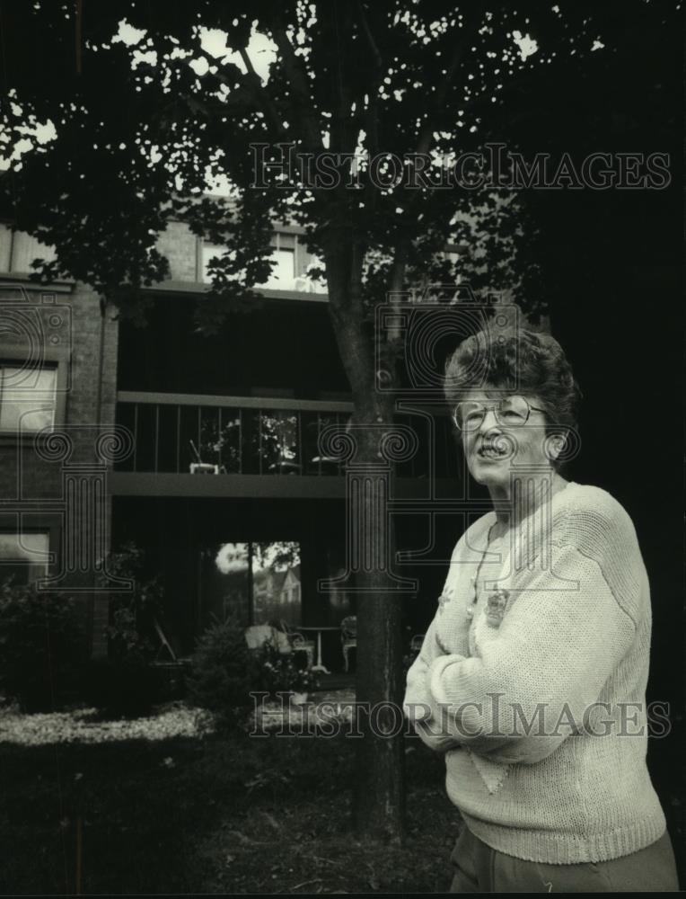 1993 Press Photo Louise Telderer in front of her condo at Cloisters Northwest - Historic Images