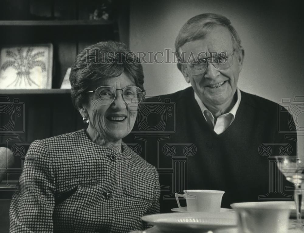 1993 Press Photo Bea and Al Smith at home enjoying a quiet dinner - mjc19285 - Historic Images