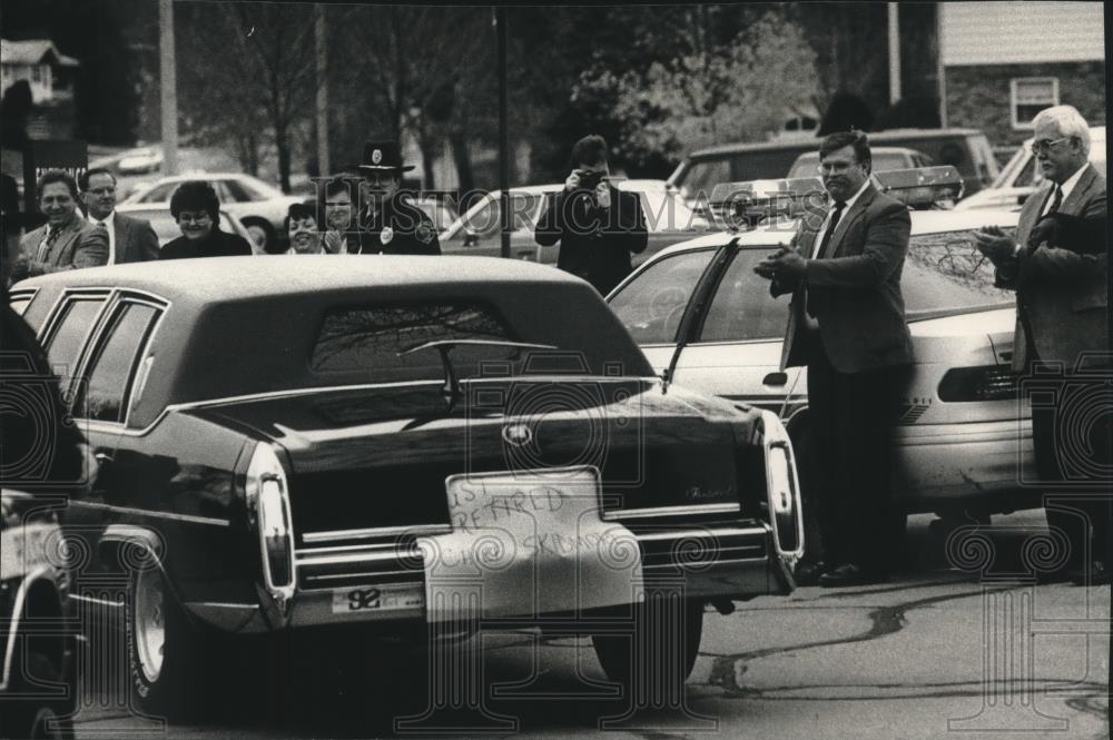 1993 Press Photo Retiring West Bend police chief James Skidmore gets limo ride - Historic Images