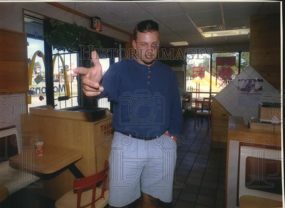 1993 Press Photo Kirk Hauptmann returns to McDonald&#39;s after shooting, Kenosha - Historic Images