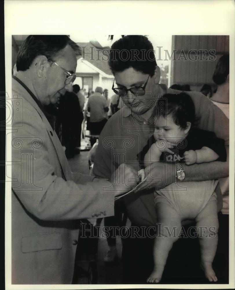 1993 Press Photo Gov. Tommy G. Thompson signs autograph at Racine Fairgrounds - Historic Images