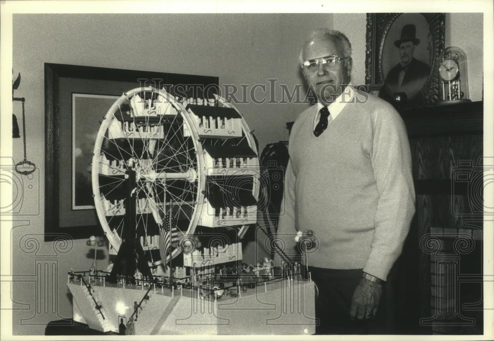 1993 Press Photo Don Smith of Dalton, Wisconsin and replica of a Ferris wheel. - Historic Images