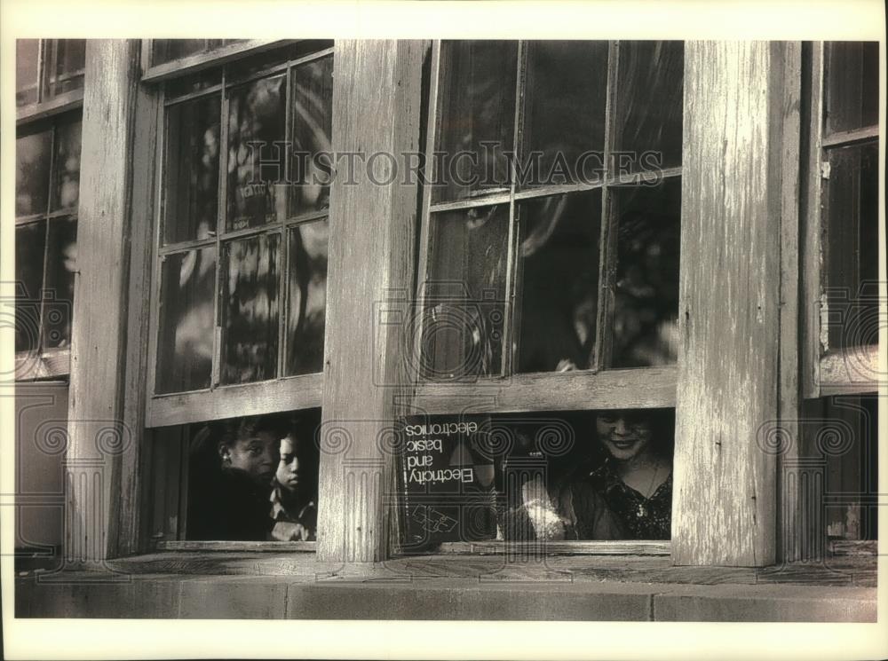 1993 Press Photo Book props window Southern Choctaw High School Choctaw, Alabama - Historic Images