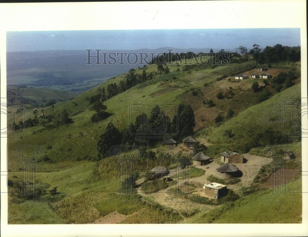 1993 Press Photo Zulu tribe huts on hillside of Natal Province South Africa - Historic Images