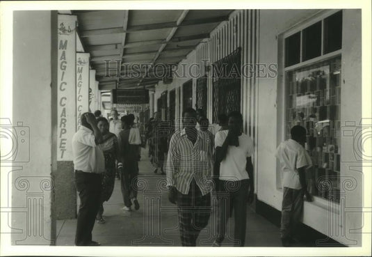 1993 Press Photo Shoppers on main street in Livingstone, Zambia South Africa - Historic Images