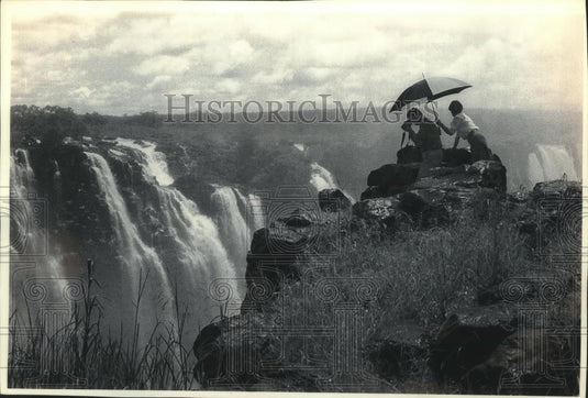 1993 Press Photo Tourist and guide at Victoria Falls Zambezi River, South Africa - Historic Images