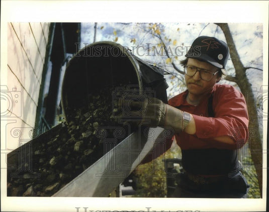 1993 Press Photo Mark Kirgues of Schneider Fuel delivering coal, Milwaukee - Historic Images