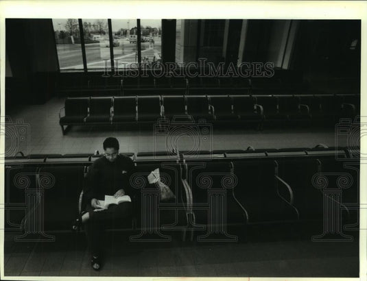 1993 Press Photo Nakeyshaey Tillie waits for a bus at Milwaukee County center - Historic Images