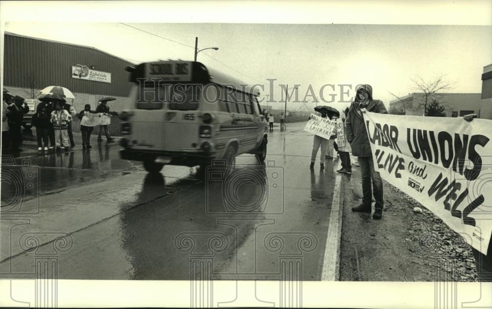 1993 Press Photo Milwaukee County workers demonstrated outside Lakeside Buses - Historic Images