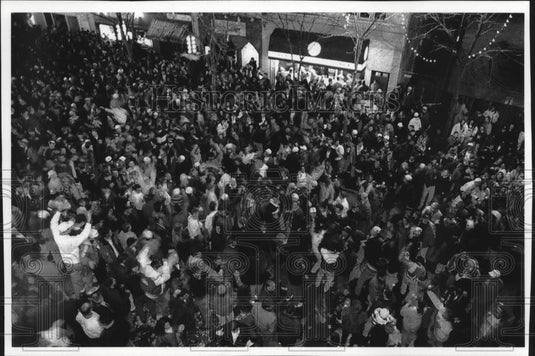 1994 Press Photo State Street, Madison, on Rose bowl game day - mjc15116 - Historic Images