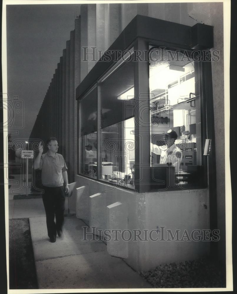 1994 Press Photo Daniel Piencikowski guard, waves to Lester Browning, Kenosha. - Historic Images