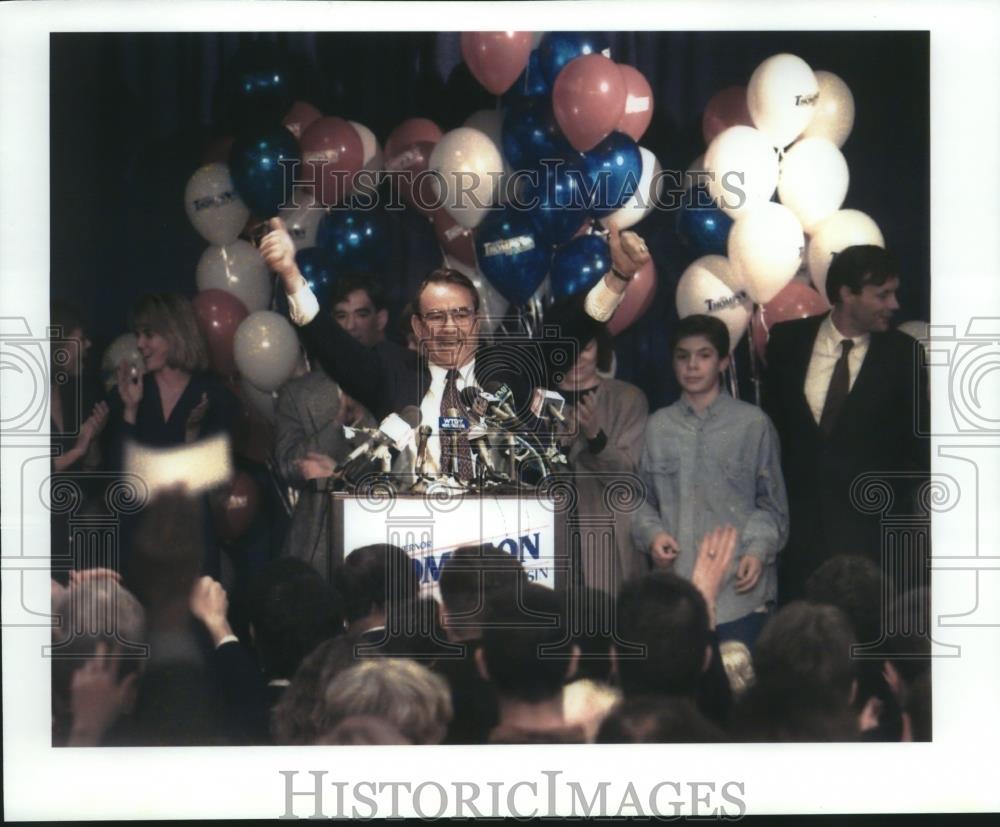 1994 Press Photo Tommy Thompson at Podium With Two Thumbs in the Air at Campaign - Historic Images