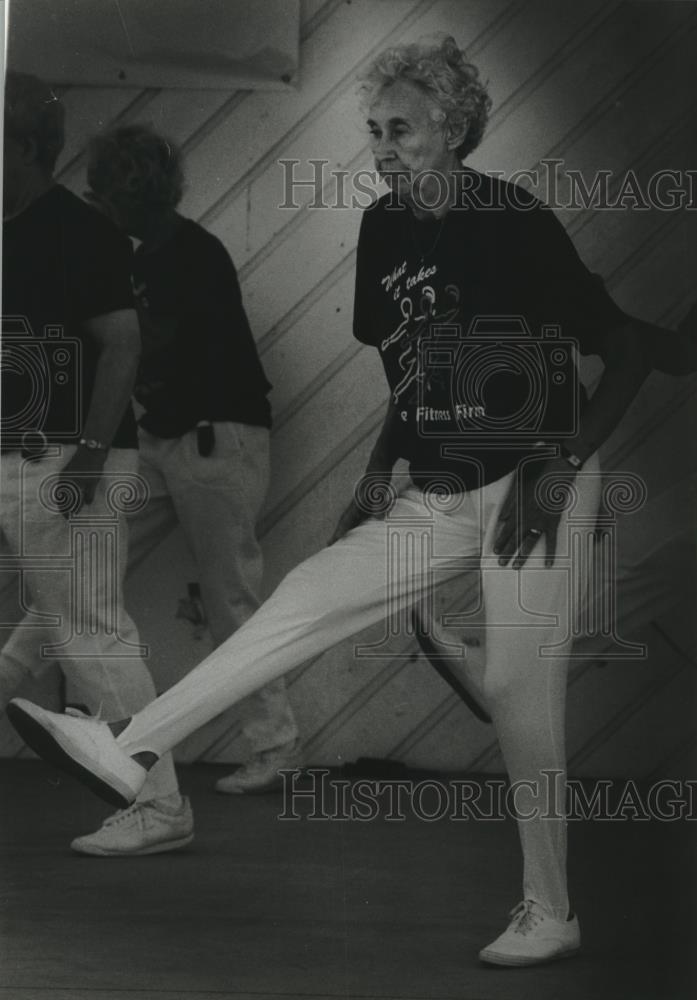 1994 Press Photo Senior, Jeanette Sounders, dancing at Senior Fest, Milwaukee - Historic Images