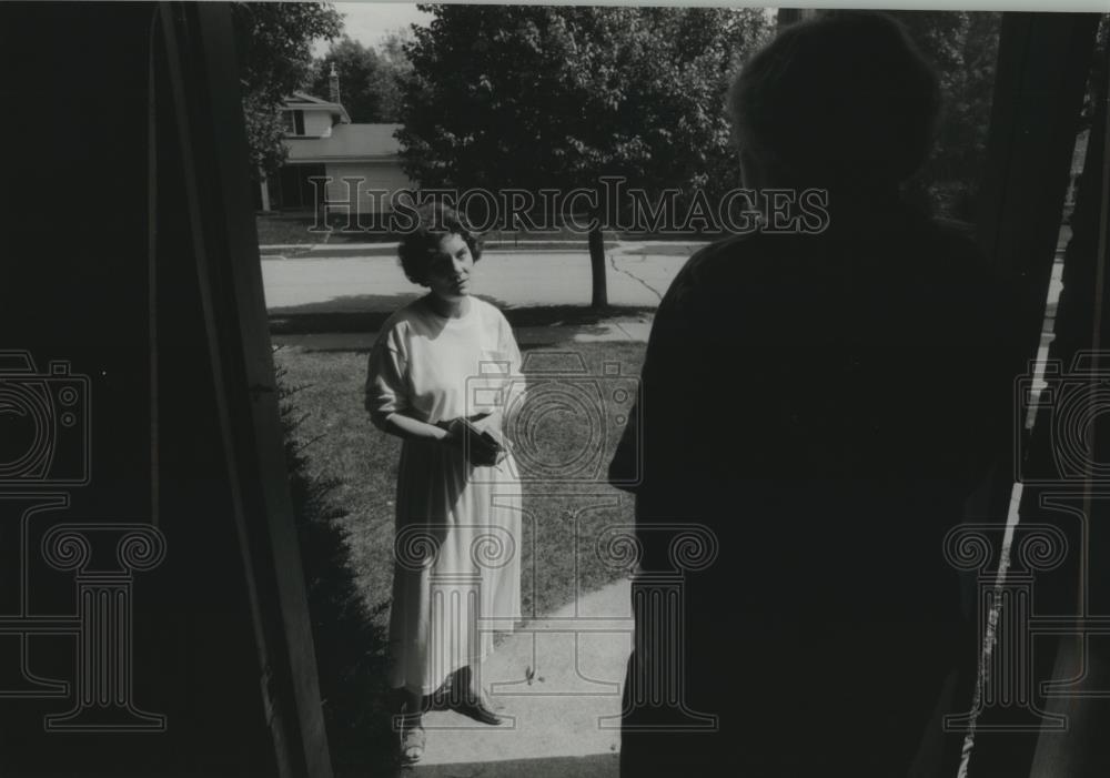 1994 Press Photo Reverend Susan Schubert going door to door Waukesha Wisconsin - Historic Images