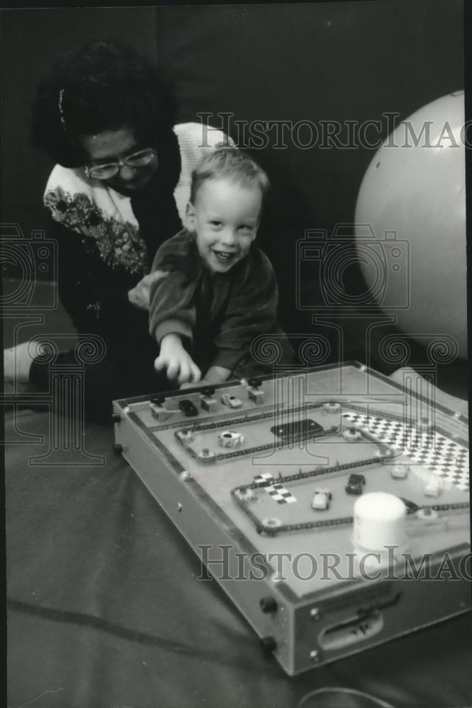 1995 Press Photo Nicholas Wiedeman Enjoys Toy Designed by Milwaukee Students - Historic Images