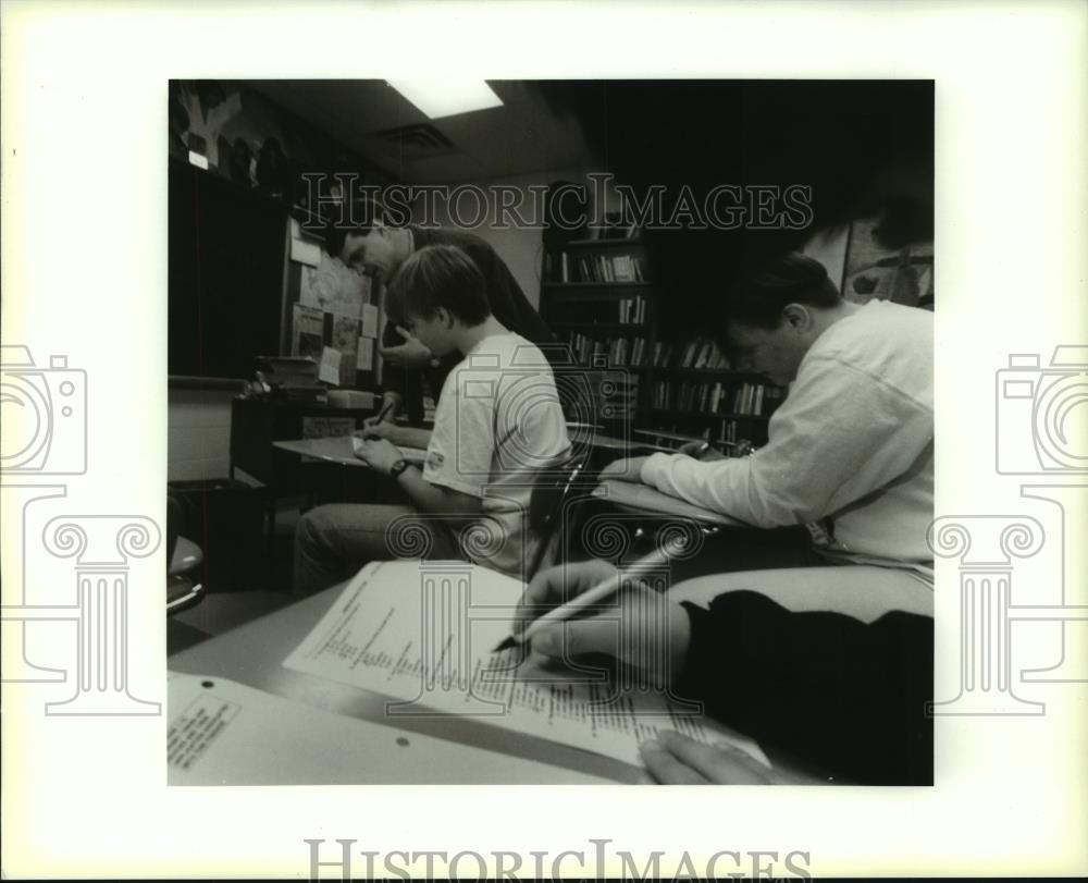 1995 Press Photo Kurt Luke helps Dave Dannenberg with practice test problem - Historic Images