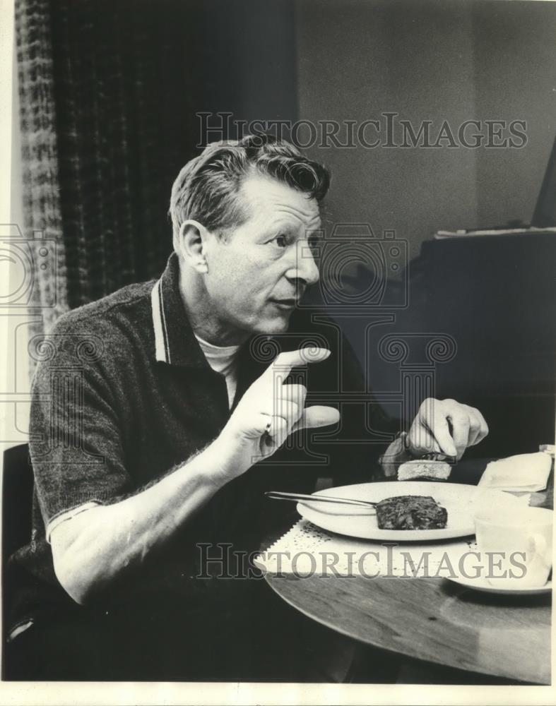 Press Photo Danny Kaye Works Over Details Of His Show During Lunch At CBS Studio - Historic Images