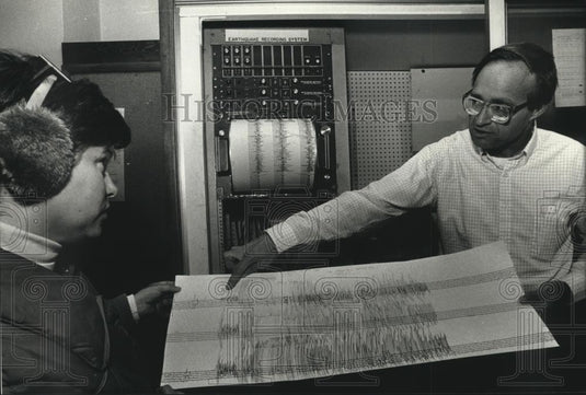 Press Photo Kathy Ermer, Ronald Friedel at Sabin Hall UWM read seismographs - Historic Images