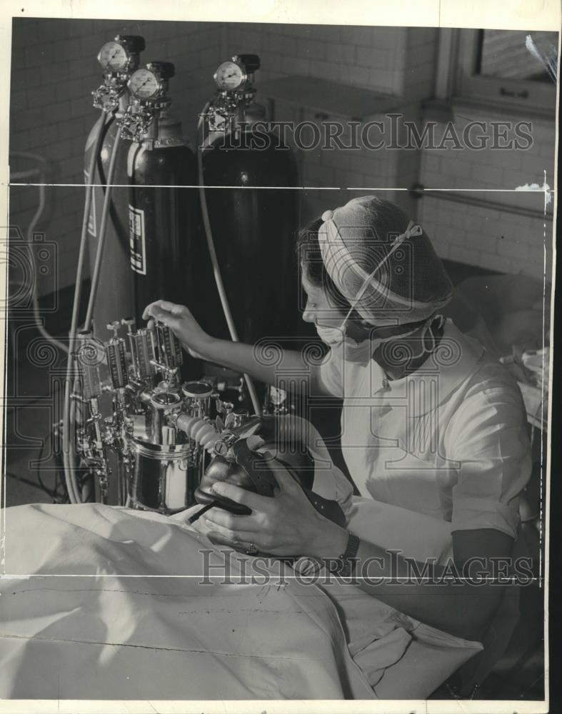 Press Photo Anesthesia is administered to patient - mjc20447 - Historic Images