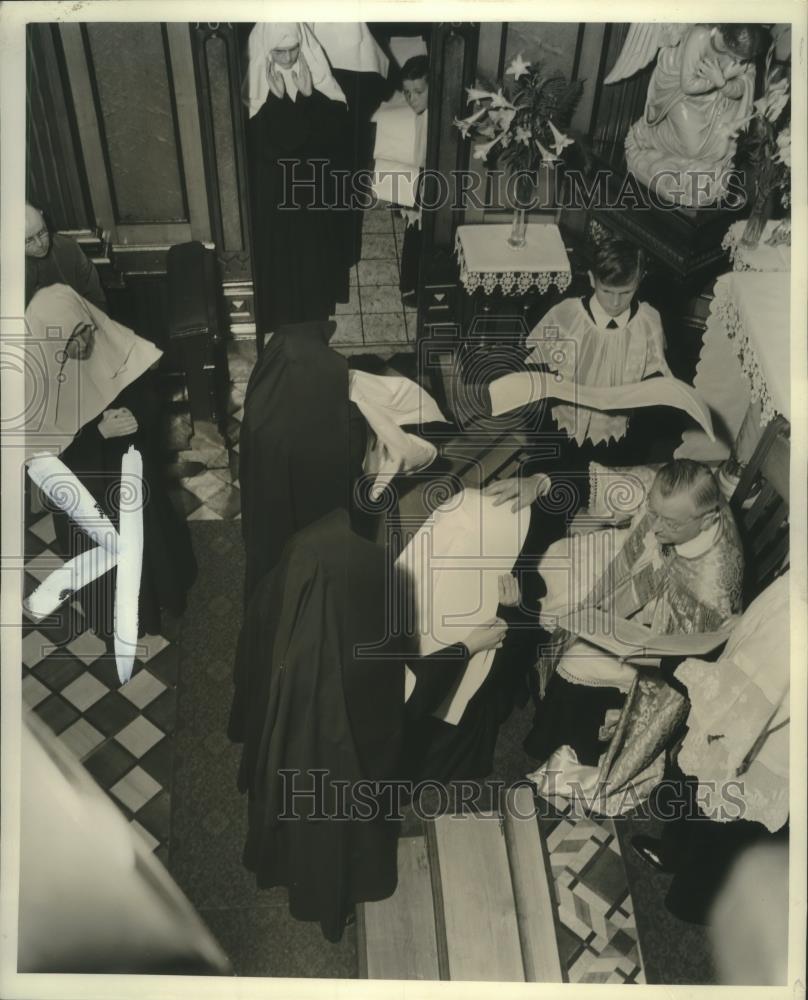 Press Photo Sisters of Notre Dame Convent adjust veils during a blessing - Historic Images
