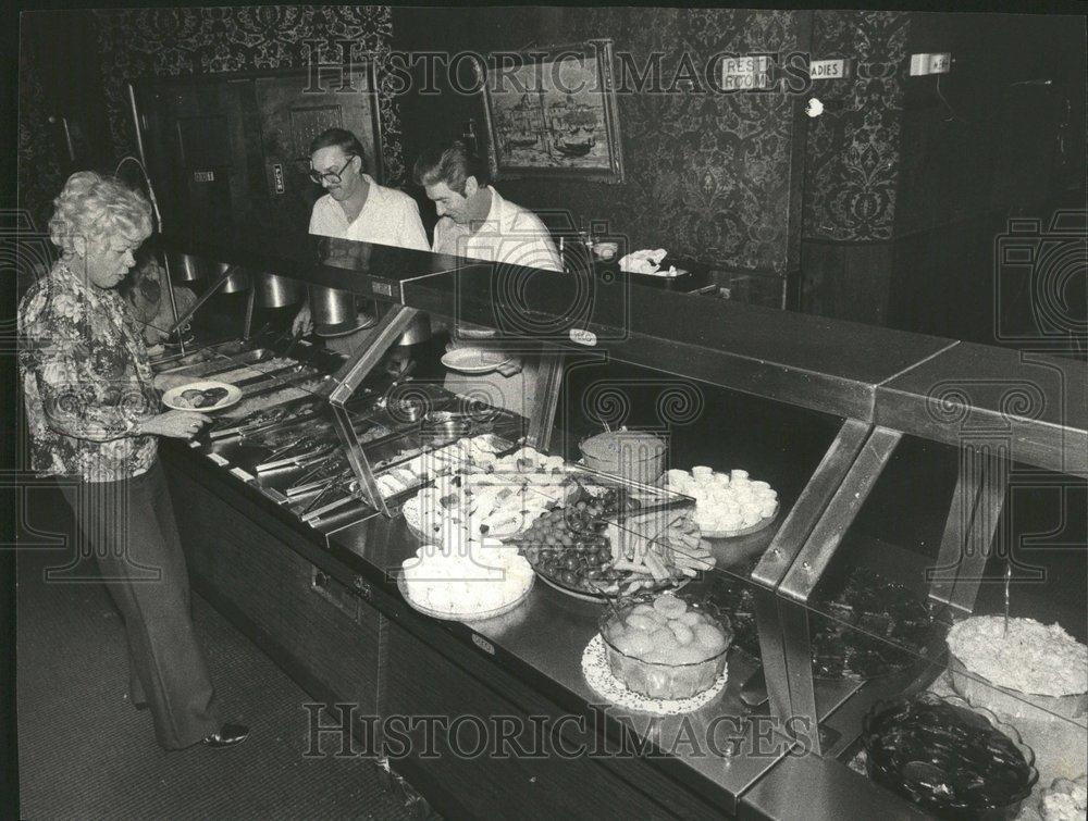 1979 Press Photo Sawas Old Warsaw Buffet Table Customer - RRV44081 - Historic Images