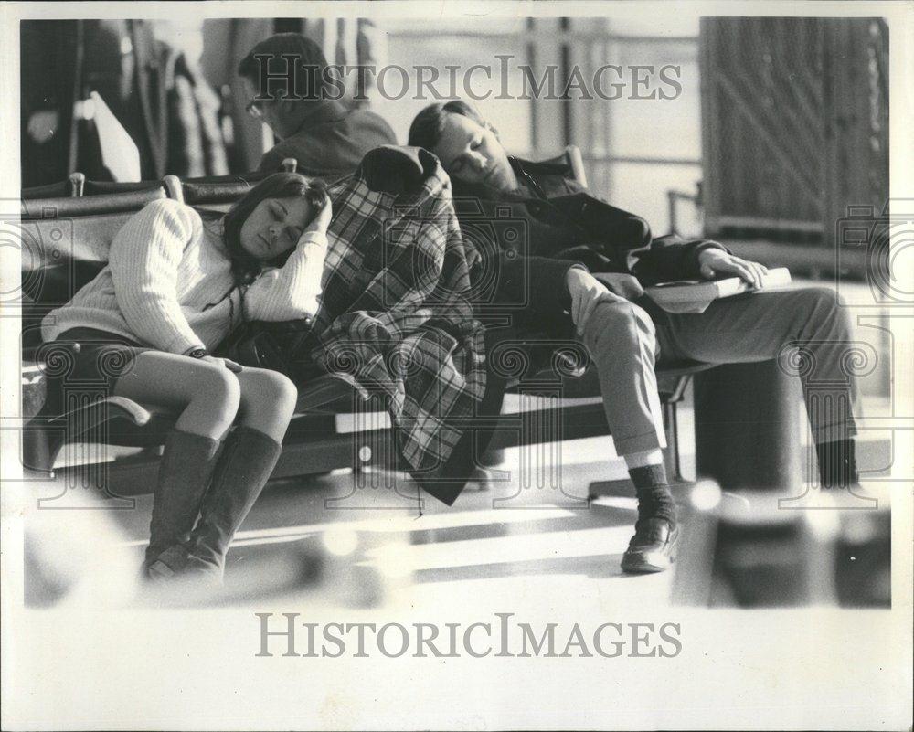 1969 Press Photo Students Sleep in O&#39;Hare Airport - RRV44645 - Historic Images