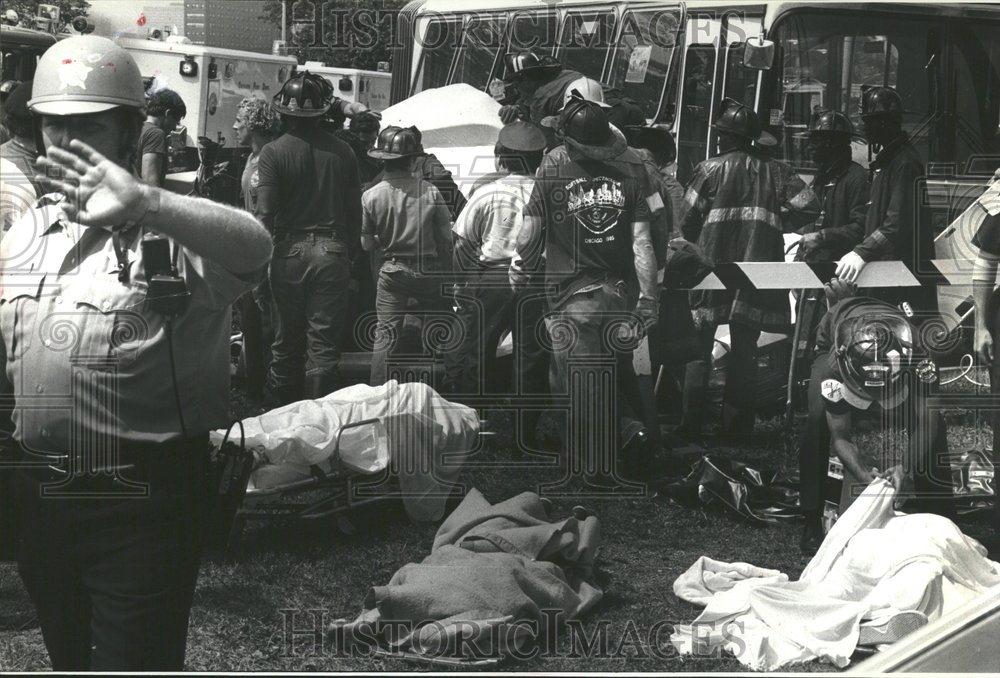 1985 Press Photo Cadillac crushed CAT bus policeman - RRV40093 - Historic Images