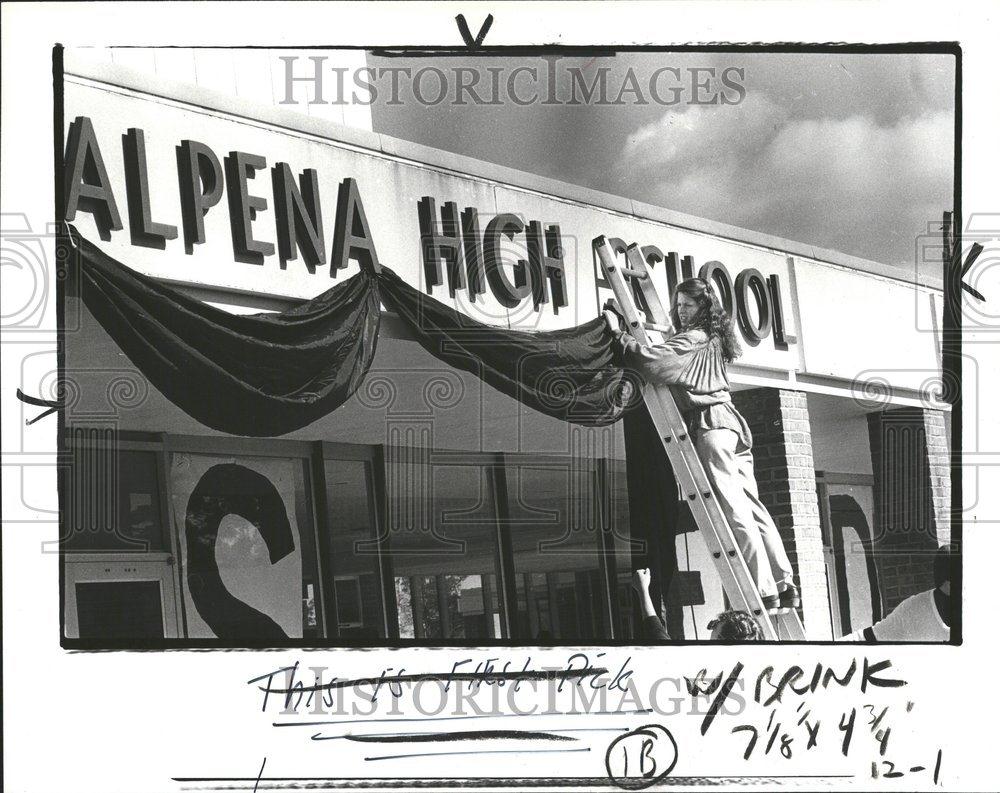 1981 Press Photo Alpena High School closing in midyear RRV51127