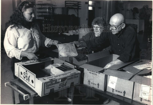 1993 Press Photo Social Development Commission volunteers pack SHARE food boxes - Historic Images