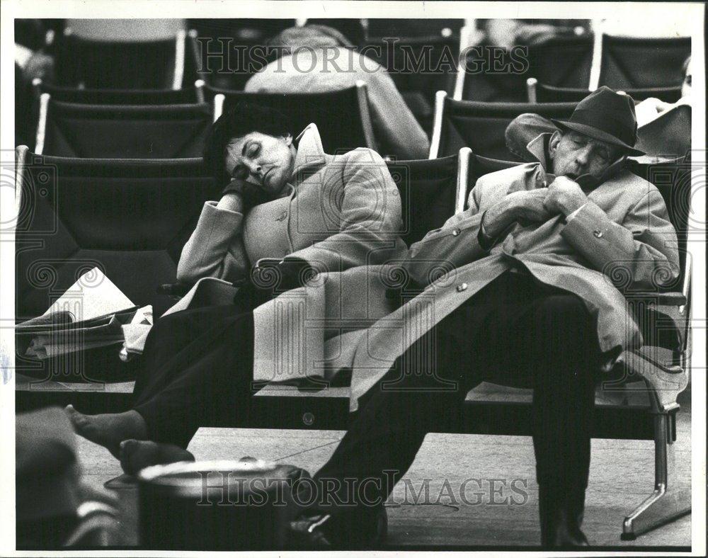 1978 Press Photo OHare Shut Down Passengers Sleep Chair - RRV43981 - Historic Images