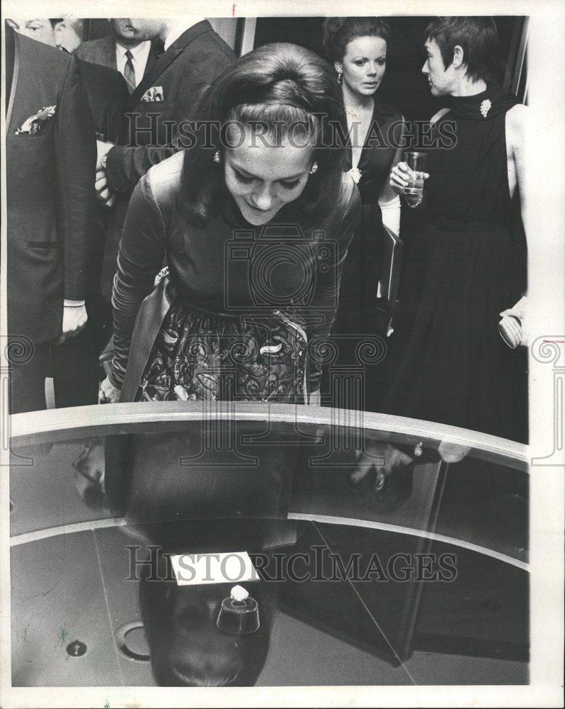 1969 Press Photo Guest Benefit Party Admire Ring - RRV56399 - Historic Images