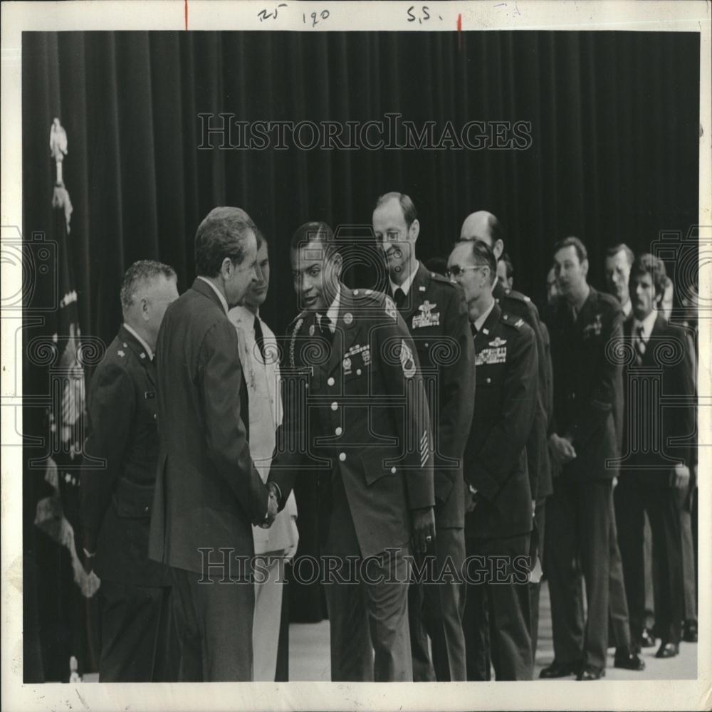 1973 Press Photo Vice President Nixon With Soldiers - RRV26733 - Historic Images