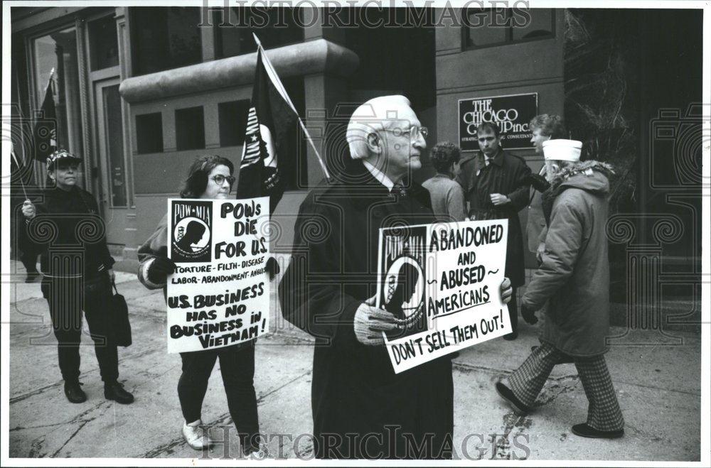 1993 Press Photo Chicago group Inc Demonstrators march - RRV59525 - Historic Images