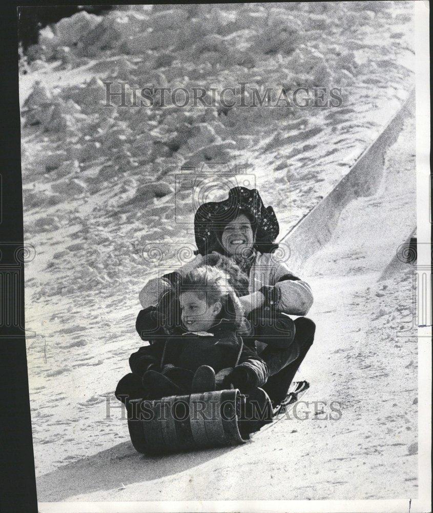 1976 Press Photo Tobogganers Evanston James Park Snow - RRV68807 - Historic Images