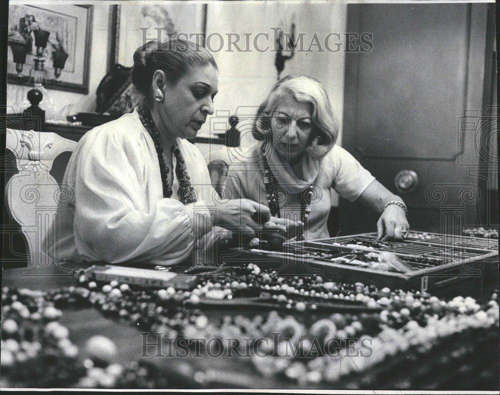 1977 Press Photo Milly Zysoman Mimi Feiger necklace - RRV59331 - Historic Images