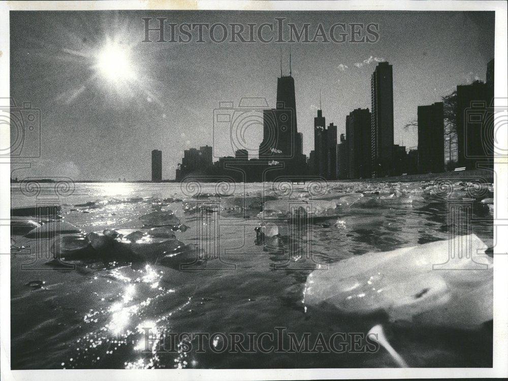 1975 Press Photo Lake Michigan water warmer ice sheet - RRV67389 - Historic Images