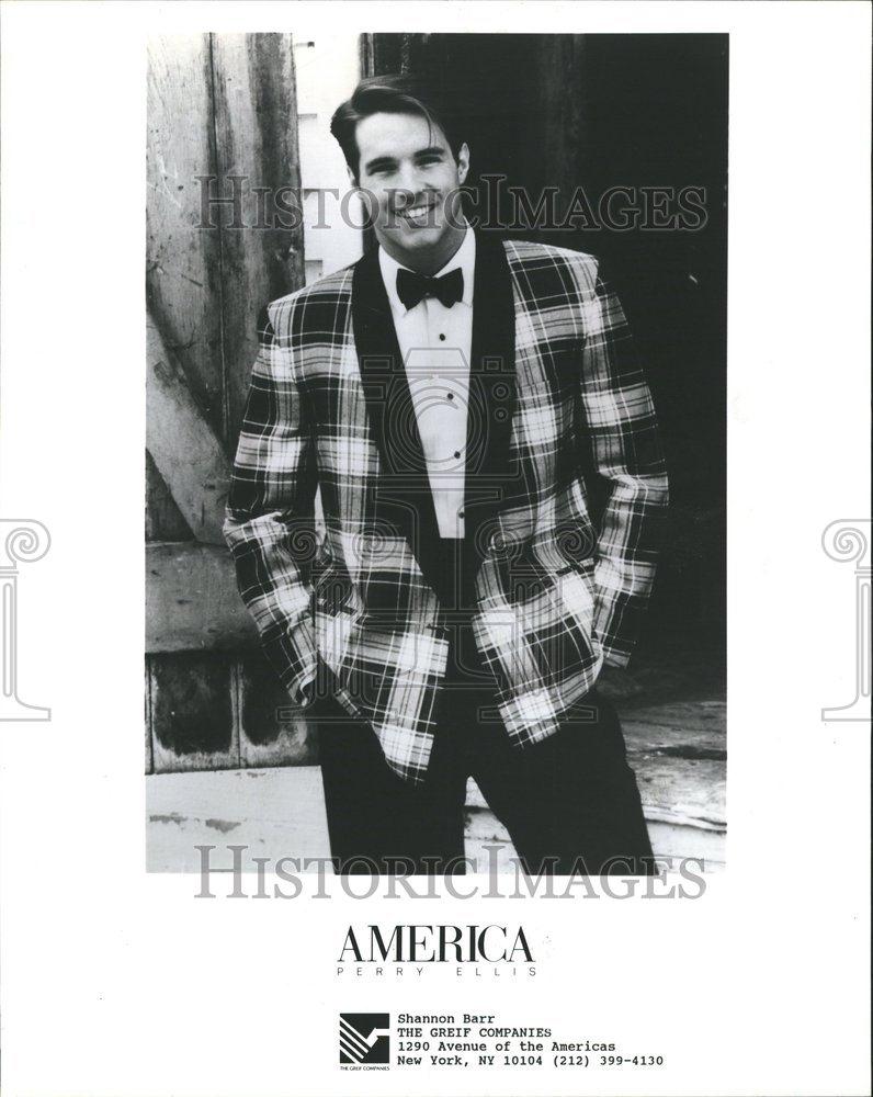 1995 Press Photo Bowling Ball guy America Fashion dress - RRV54621 - Historic Images
