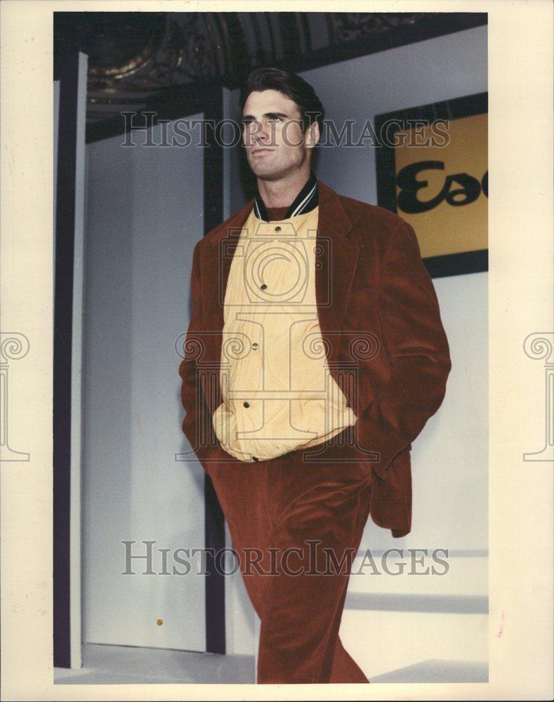 1991 Press Photo Bill Robinson Yellow Quinted Vest New - RRV54599 - Historic Images