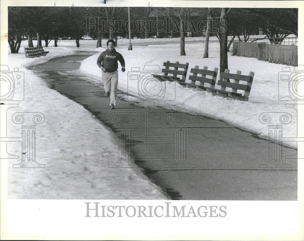 1984 Press Photo Chicago Lincoln Park Winter Jogger - RRV57249 - Historic Images