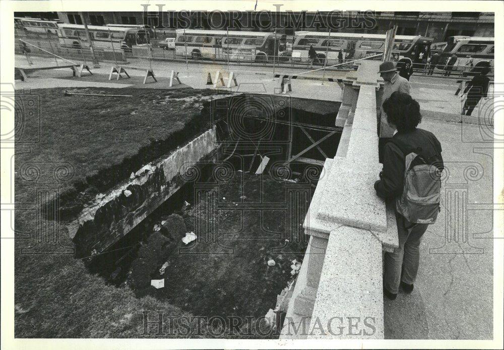 1981 Press Photo Grant Park underground garage collapse - RRV65707 - Historic Images