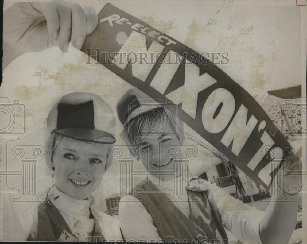 1968 Press Photo Nixon Girls Holding Reelection Sign - RRV25931 - Historic Images