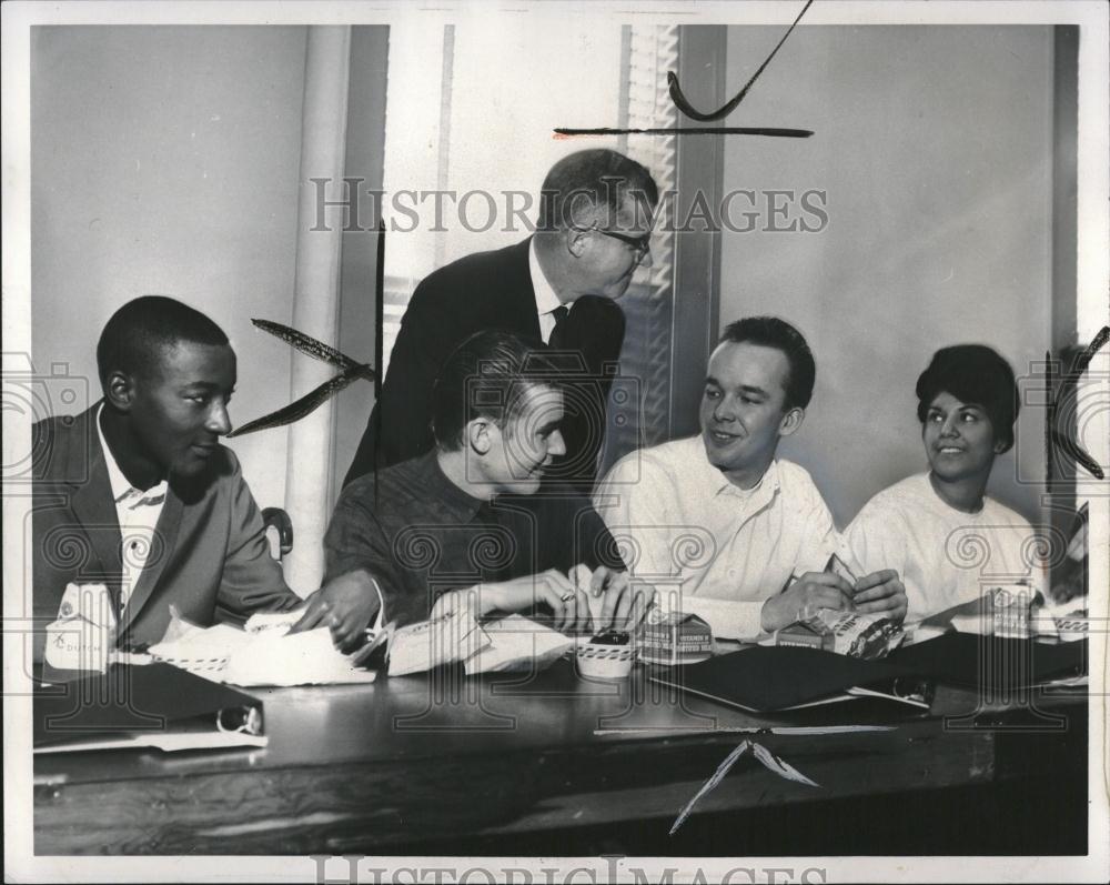 1974 Press Photo Job training Dean Detroit Bank - RRV03615 - Historic Images